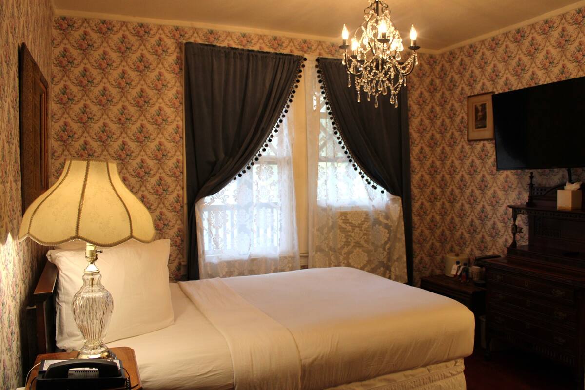 Full Size Bed Standard | Desk, iron/ironing board (on request), cribs (free)