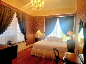 Eenpersoonskamer | Individueel gedecoreerd, individueel gemeubileerd, een bureau