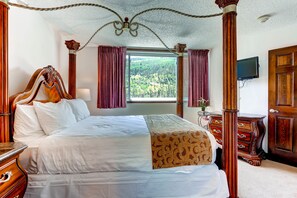 Cubrecamas y caja de seguridad en la habitación 