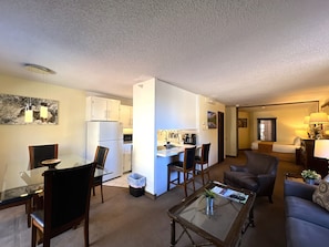 Studio, 1 Queen Bed with Sofa bed, Non Smoking | In-room dining