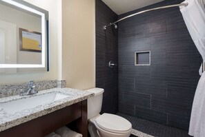 Shower, free toiletries, hair dryer, towels - Comfort Inn Gilroy (Gilroy)