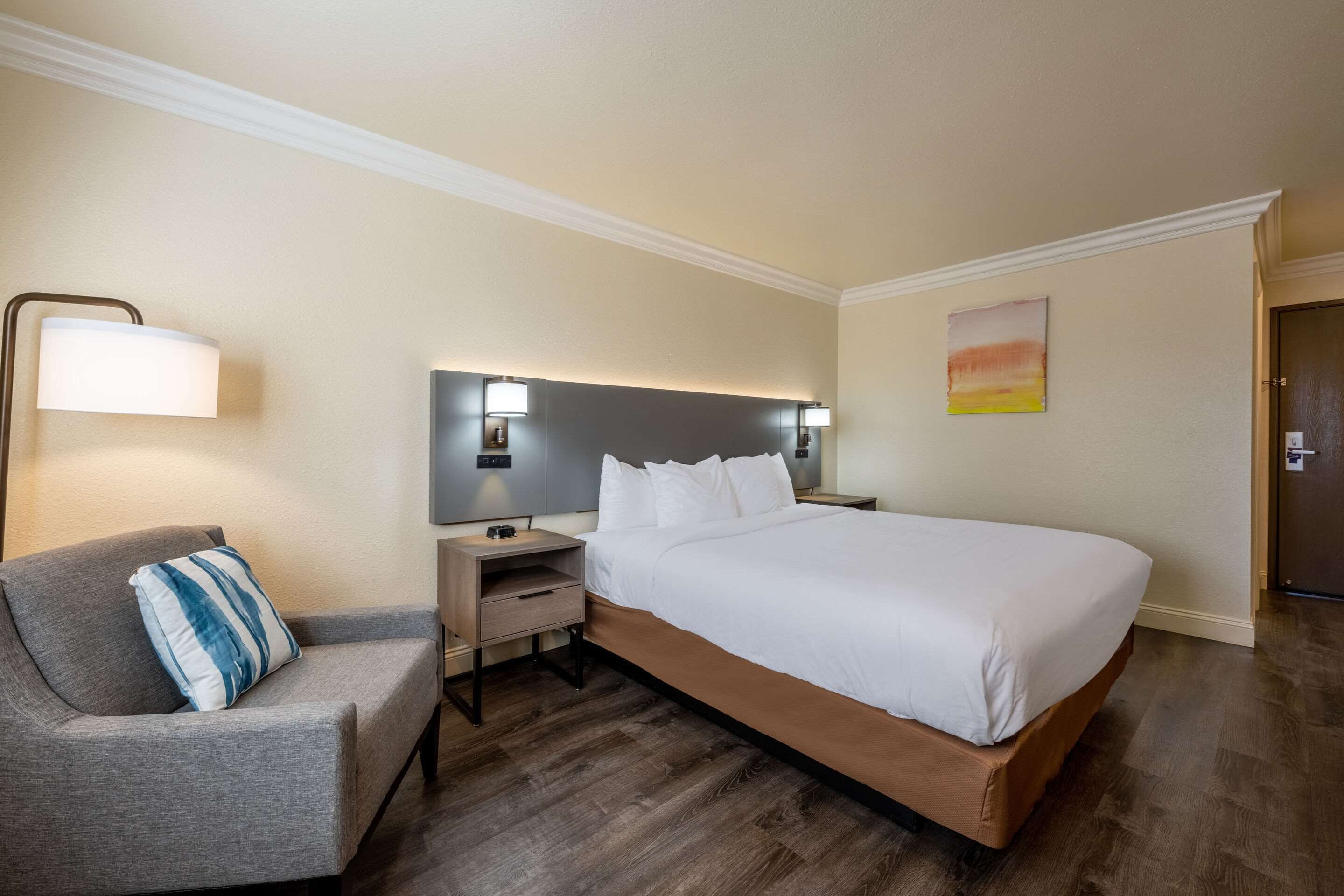 Skrivebord, skrivebord for bærbar PC, wi-fi (inkludert) og sengetøy