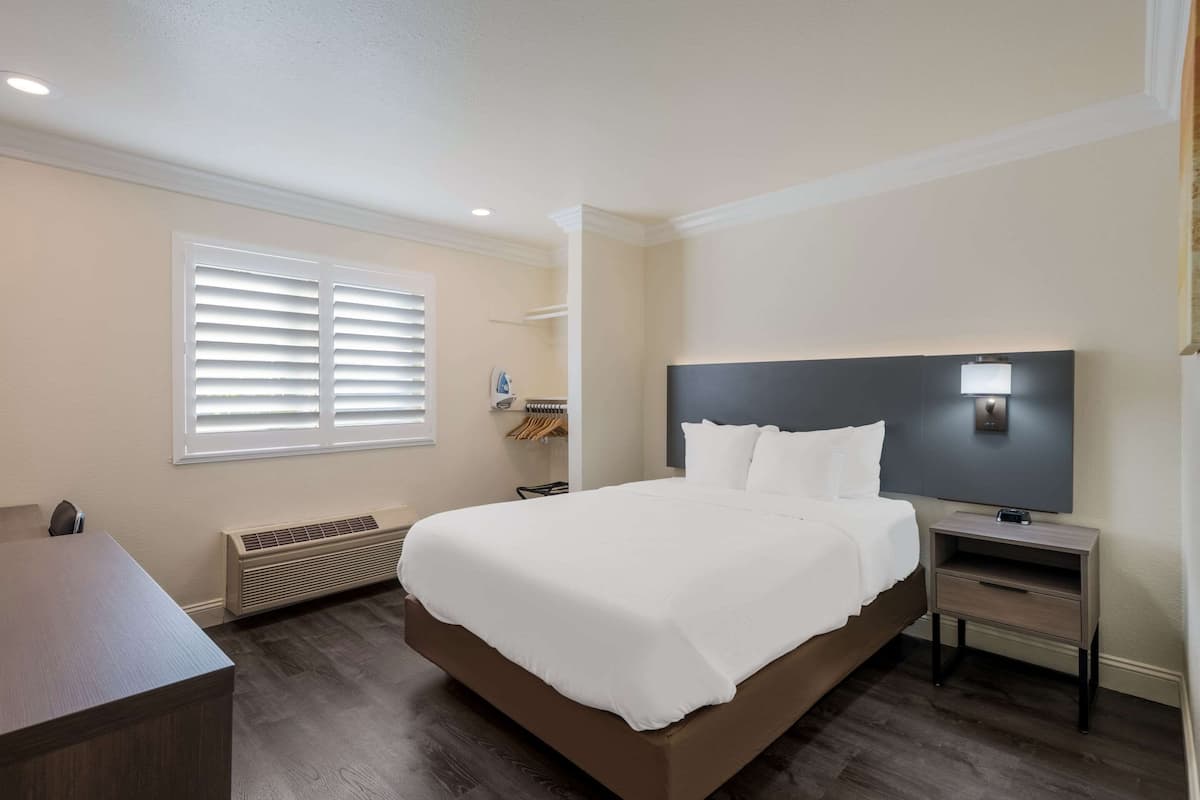 Room, 1 Queen Bed, Accessible, Non Smoking | Desk, laptop workspace, free WiFi, bed sheets