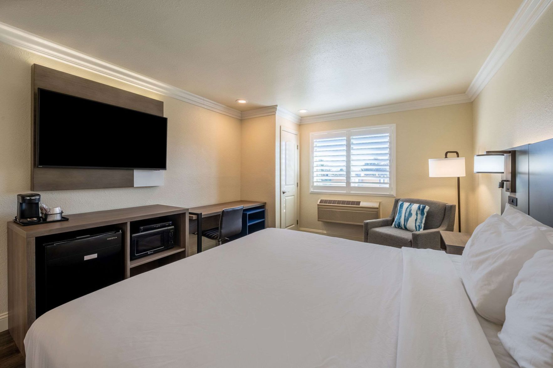 Desk, laptop workspace, free WiFi, bed sheets