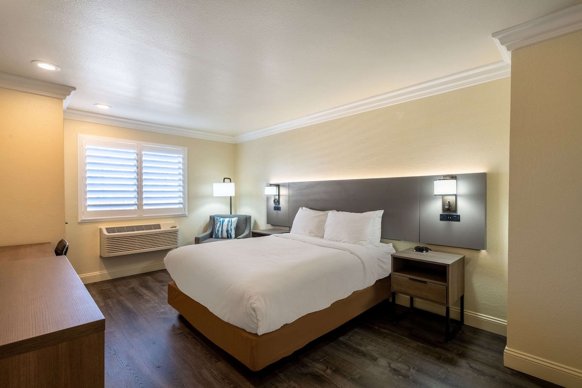 Standard Room, 1 Queen Bed, Non Smoking | Desk, laptop workspace, free WiFi, bed sheets