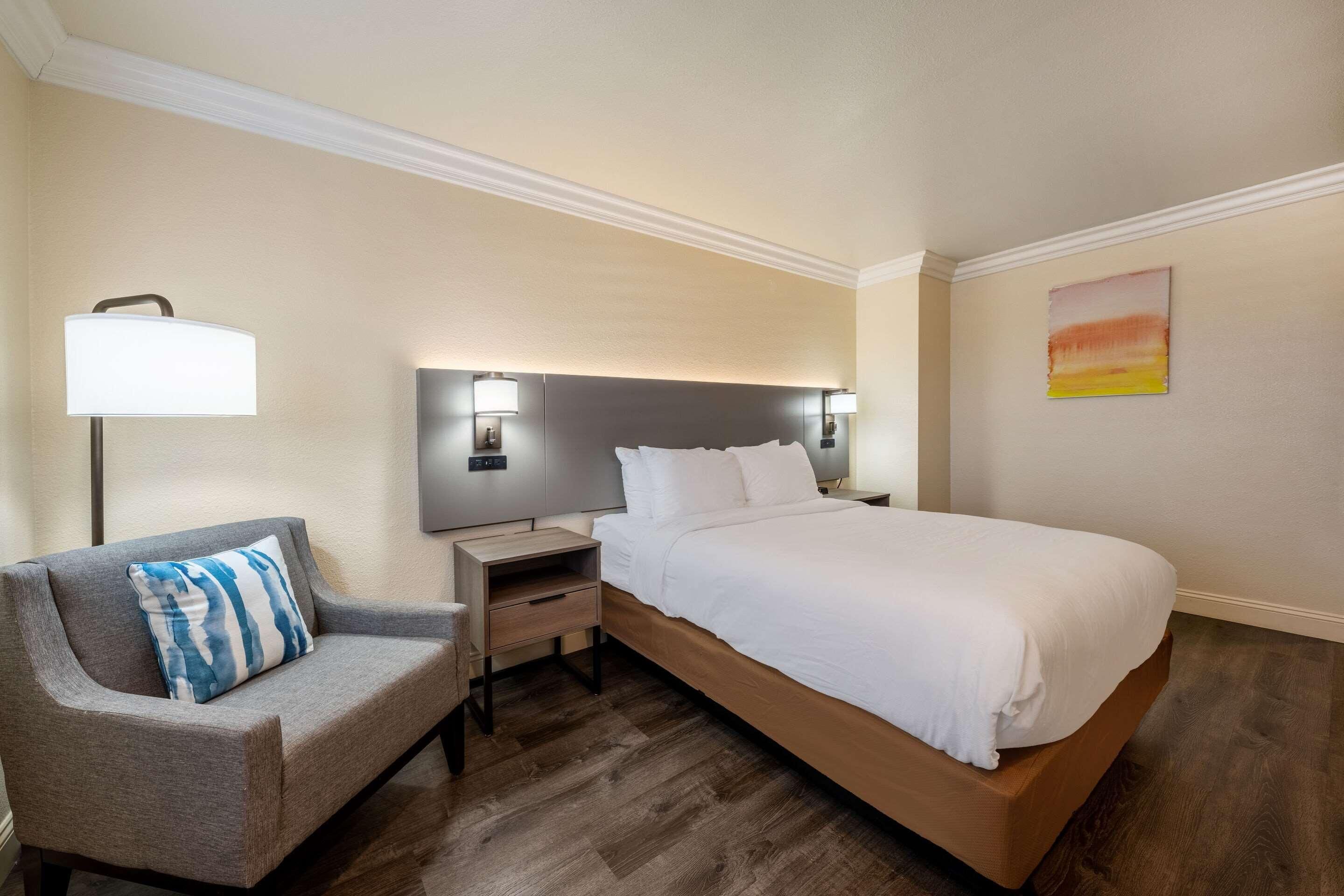 Desk, laptop workspace, free WiFi, bed sheets