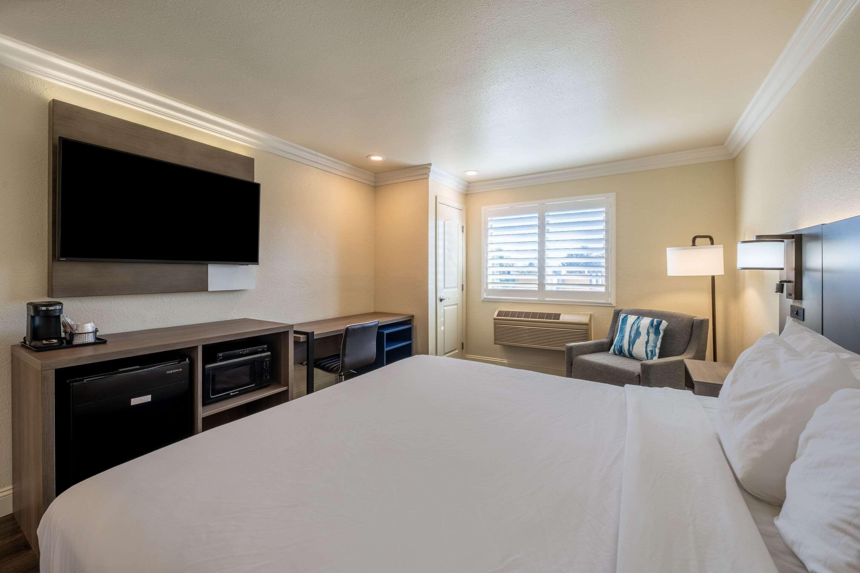 Desk, laptop workspace, free WiFi, bed sheets