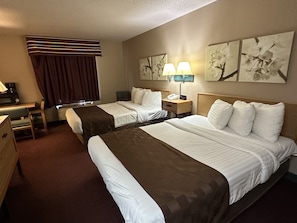 Een bureau, gratis wifi, beddengoed