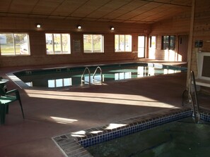 Indoor pool - De Smet Super Deluxe Inn and Suites (De Smet)