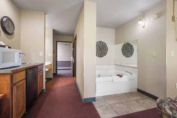 Een bureau, gratis wifi, beddengoed