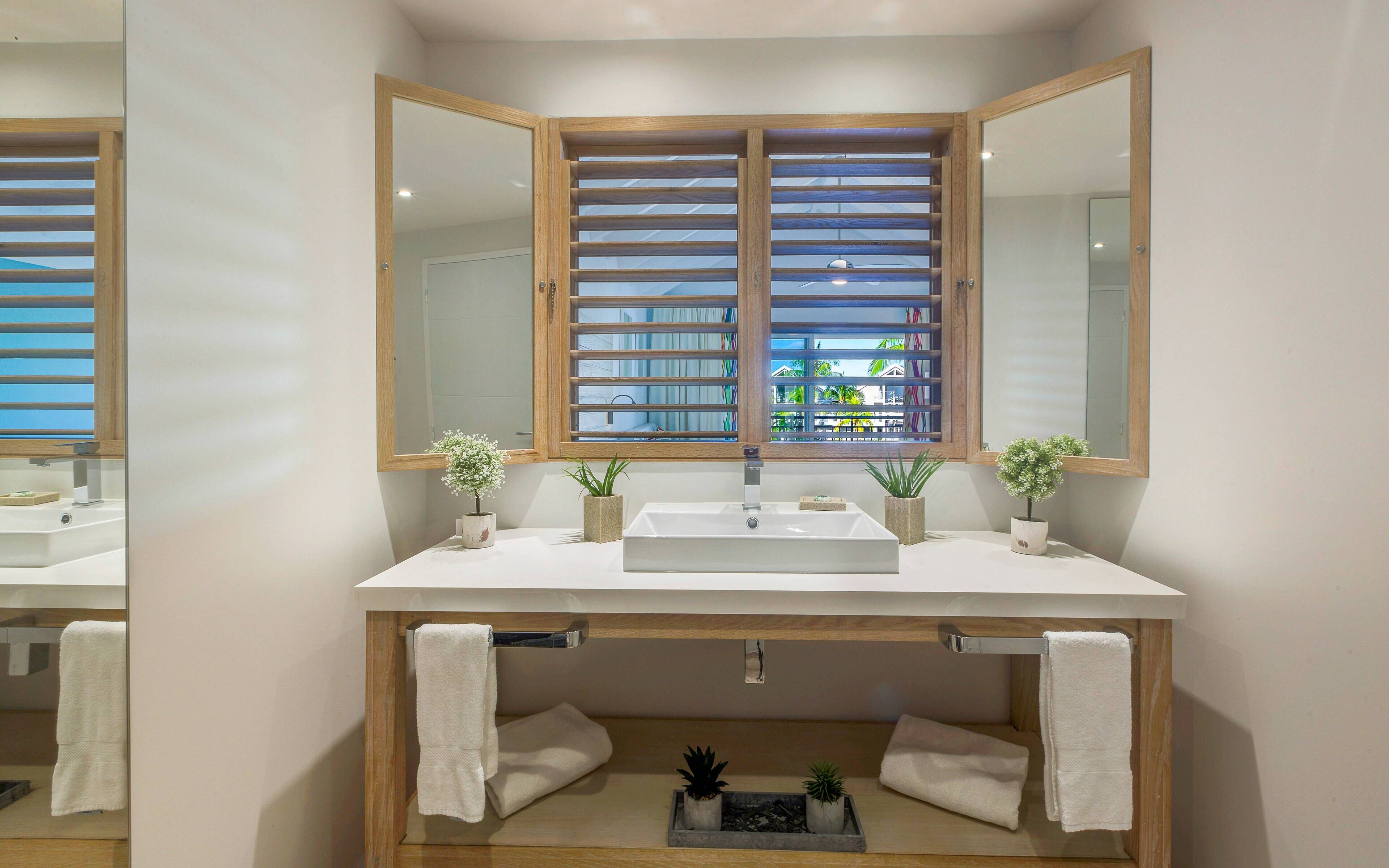 classic suite | bathroom | shower, free toiletries, hair dryer, towels