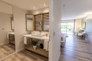 Junior Suite kitchen Premium Garden | 浴室 | 淋浴设施、免费洗浴用品、吹风机、毛巾