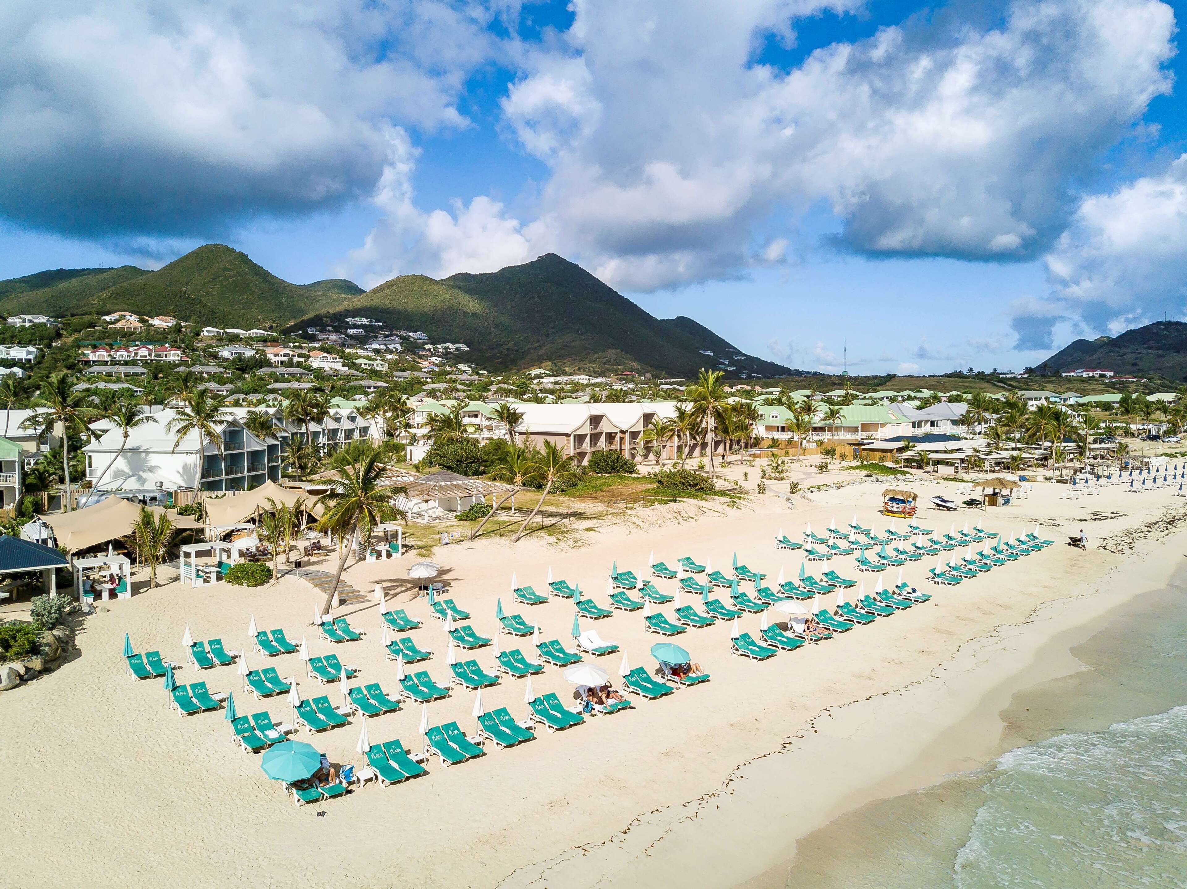 Sur la plage, sable blanc, chaise longue, parasol
