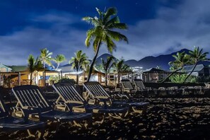 Plage, sable blanc, chaises longues, parasols