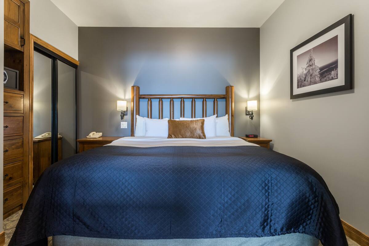 Suite, Lake View (Pets Not Allowed) | Peralatan tempat tidur hipoalergenik, peti besi dalam bilik, meja 
