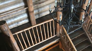 Una scala in legno con corrimano che conduce a un livello inferiore.