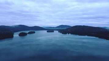 Un lago tranquilo rodeado de colinas.