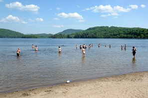 Privatstrand, Liegestühle, Strandtücher, Volleyball