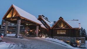 Front of property – evening/night - Le Grand Lodge Mont-Tremblant (Mont-Tremblant)