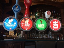 A bar with four illuminated beer taps labeled 'Natante archibald', 'Chipie archibald', 'Alexander Keith's India Pale Ale', and 'a'.