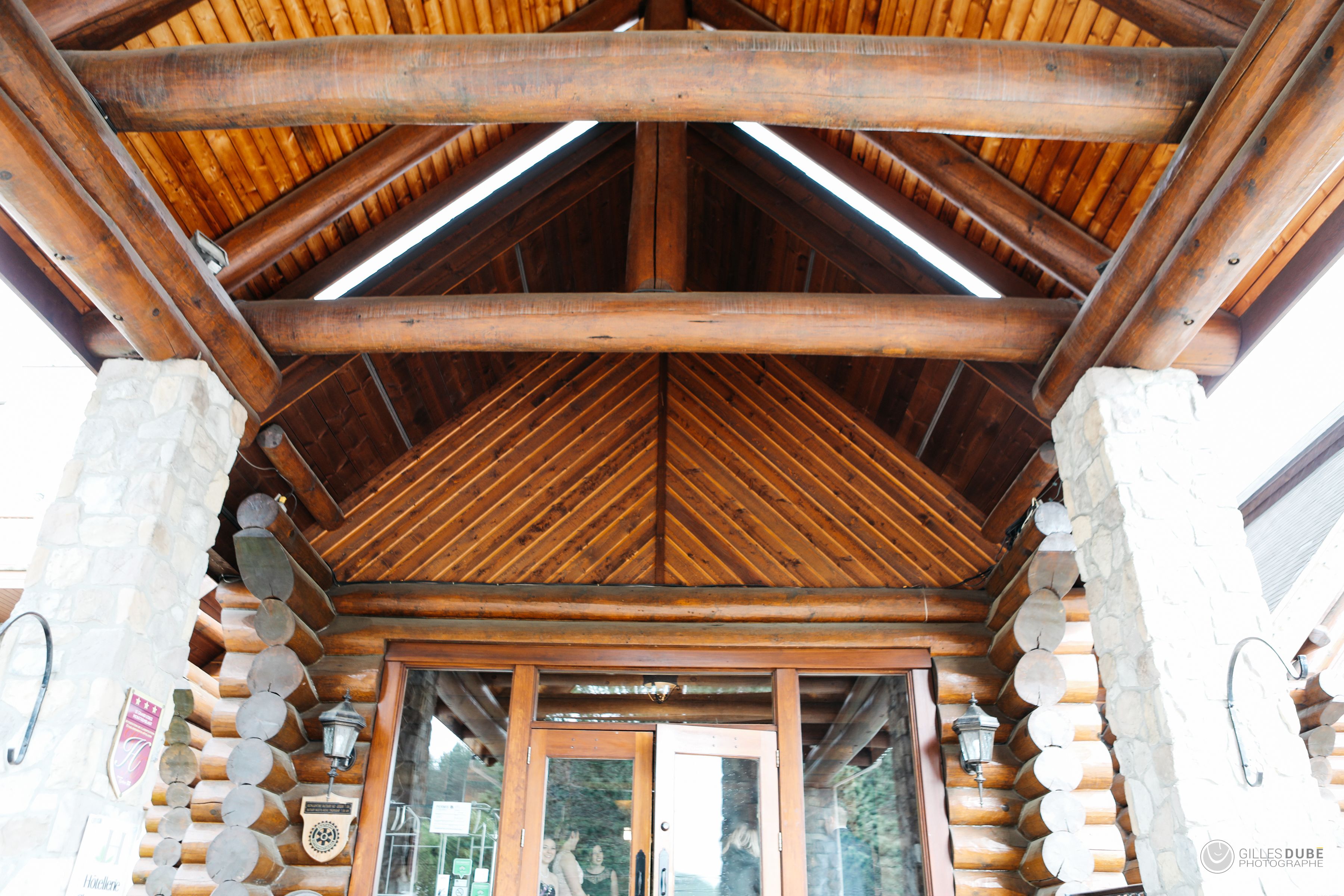 Pintu masuk properti