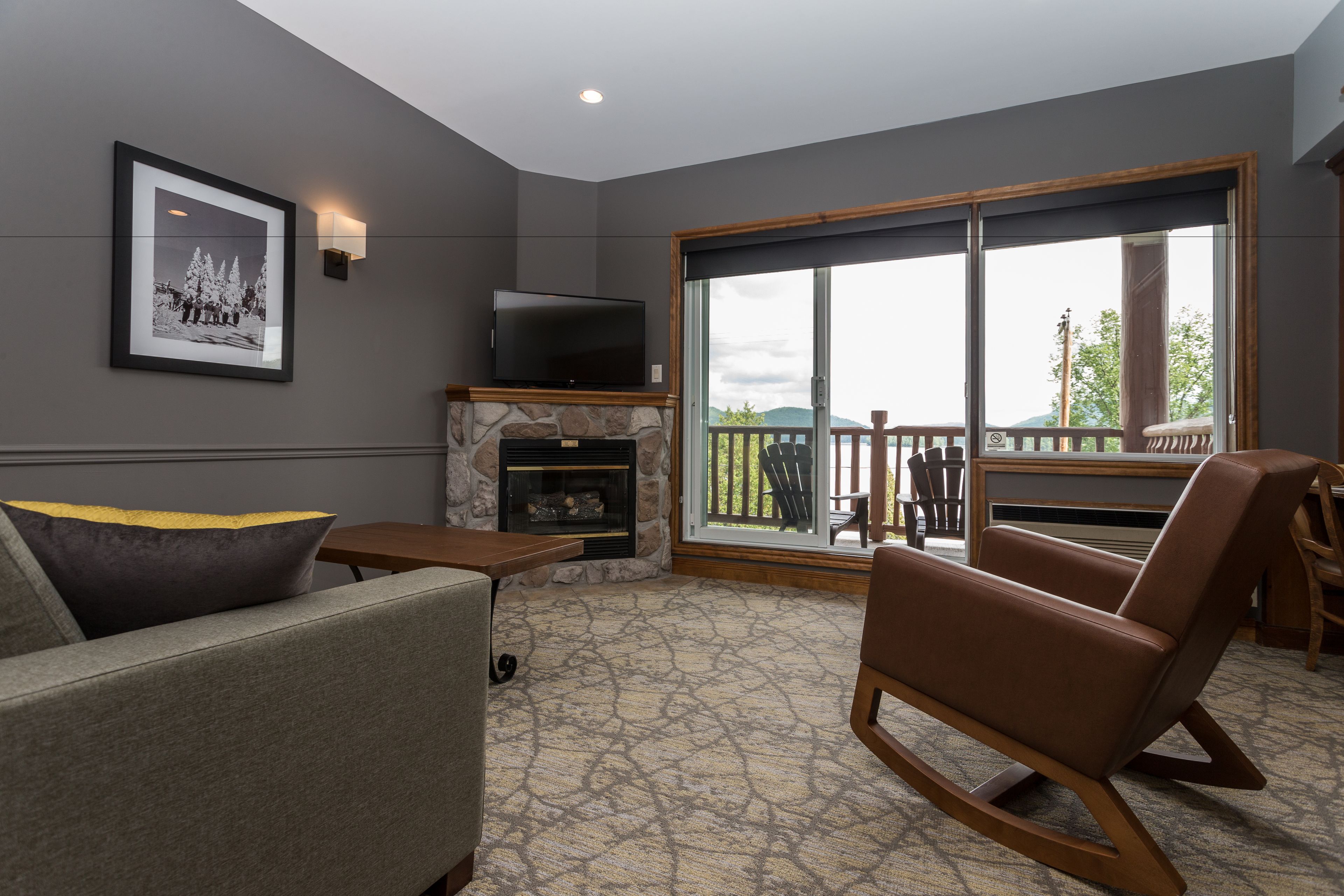 Televisión 43 pulgadas con canales de televisión por cable, chimenea