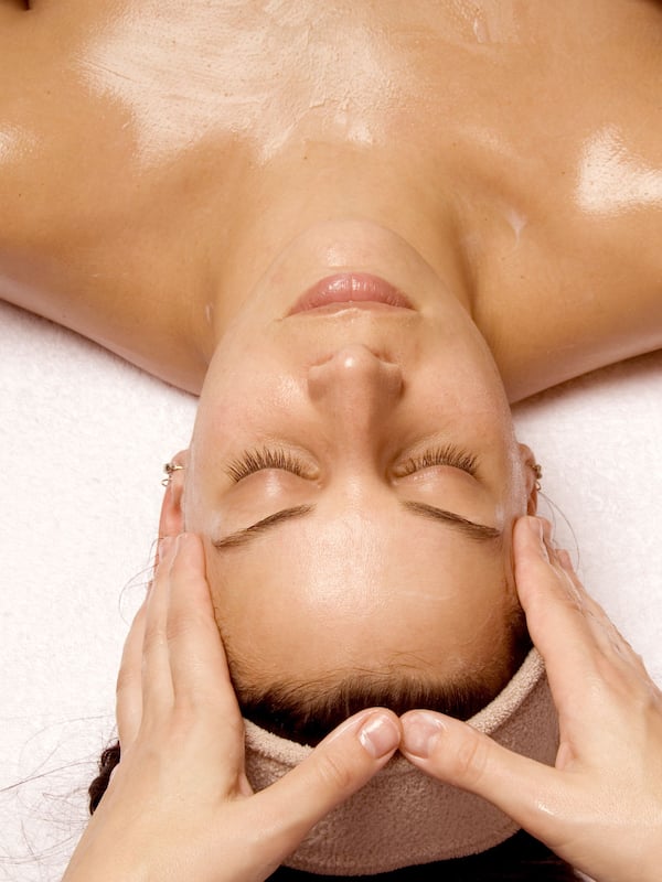 Trị liệu toàn thân, liệu pháp hương thơm, massage đá nóng