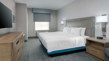 Quarto, 1 cama King, micro-ondas | Roupas de cama antialérgicas, escrivaninha, cortinas blackout