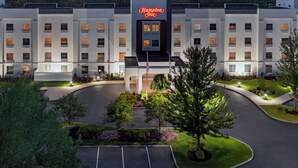 A Hampton Inn hotel with a modern design, featuring a central entrance and multiple floors. - Hampton Inn Boston Bedford Burlington (Billerica)