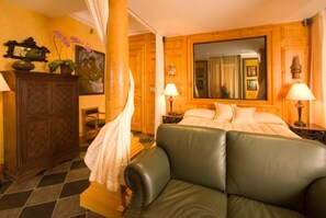 New World Suite at Zephyr Palace | 高档床上用品、羽绒被、迷你吧、客房内保险箱