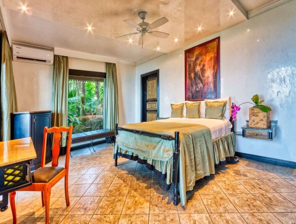 Premium bedding, down comforters, minibar, in-room safe