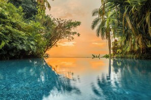 Outdoor pool, pool umbrellas, pool loungers - Hotel Villa Caletas (Tárcoles)