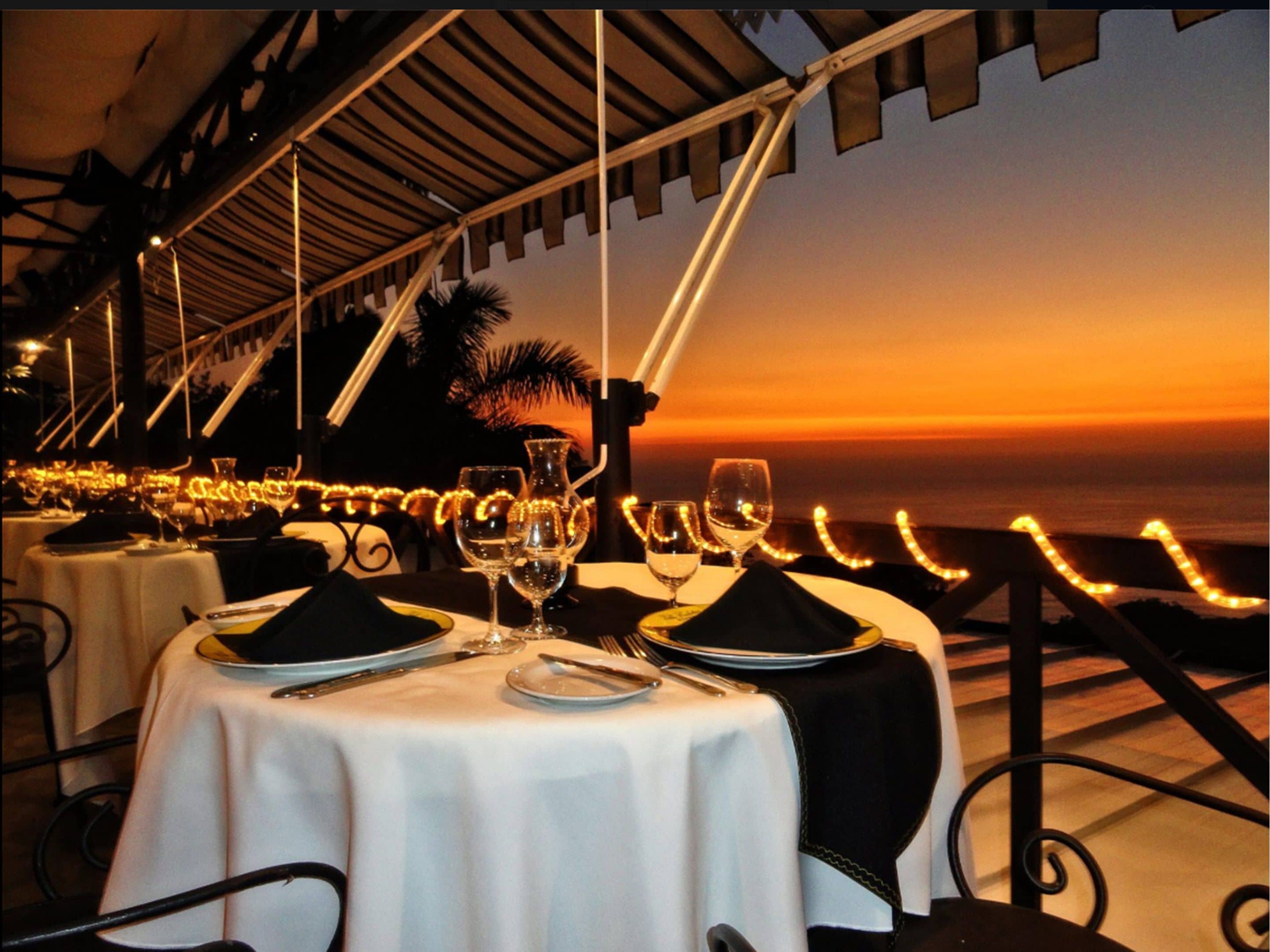 Breakfast, lunch and dinner served