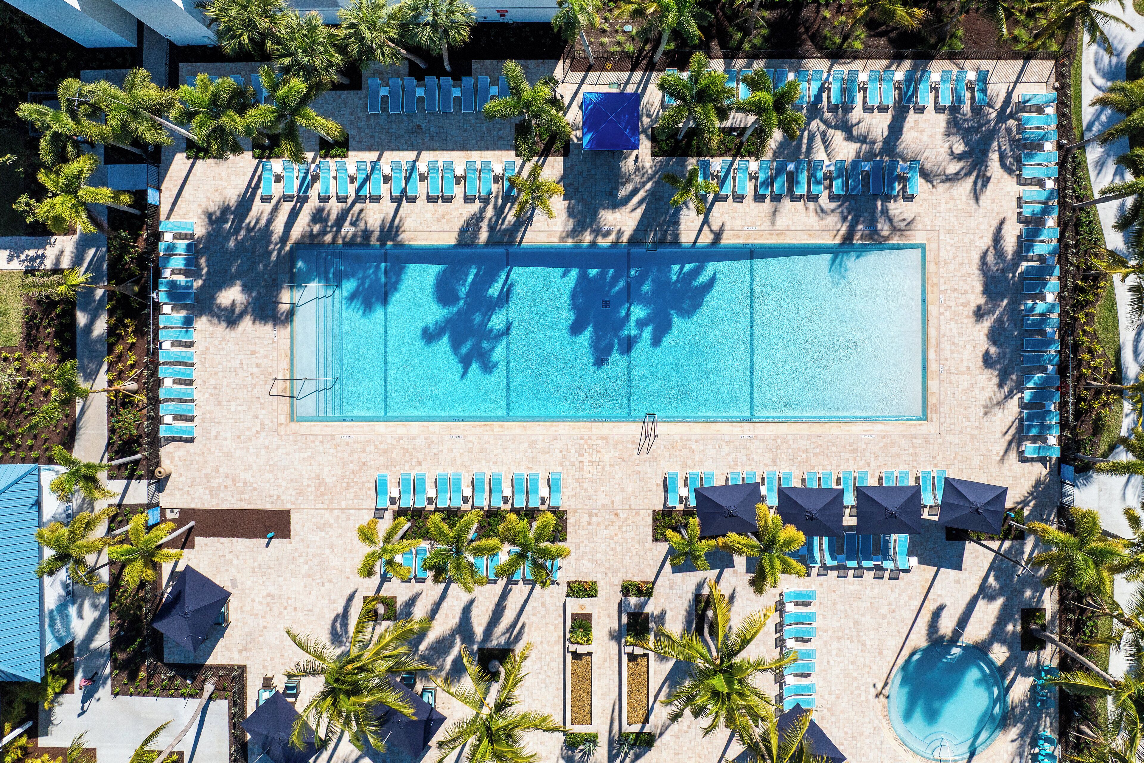 2 udendørs pools, åben fra kl. 08.00 til kl. 19.00, parasoller