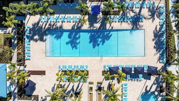 2 udendørs pools, åben fra kl. 08.00 til kl. 19.00, parasoller