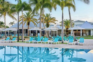 2 piscinas al aire libre, sombrillas, sillones reclinables de piscina