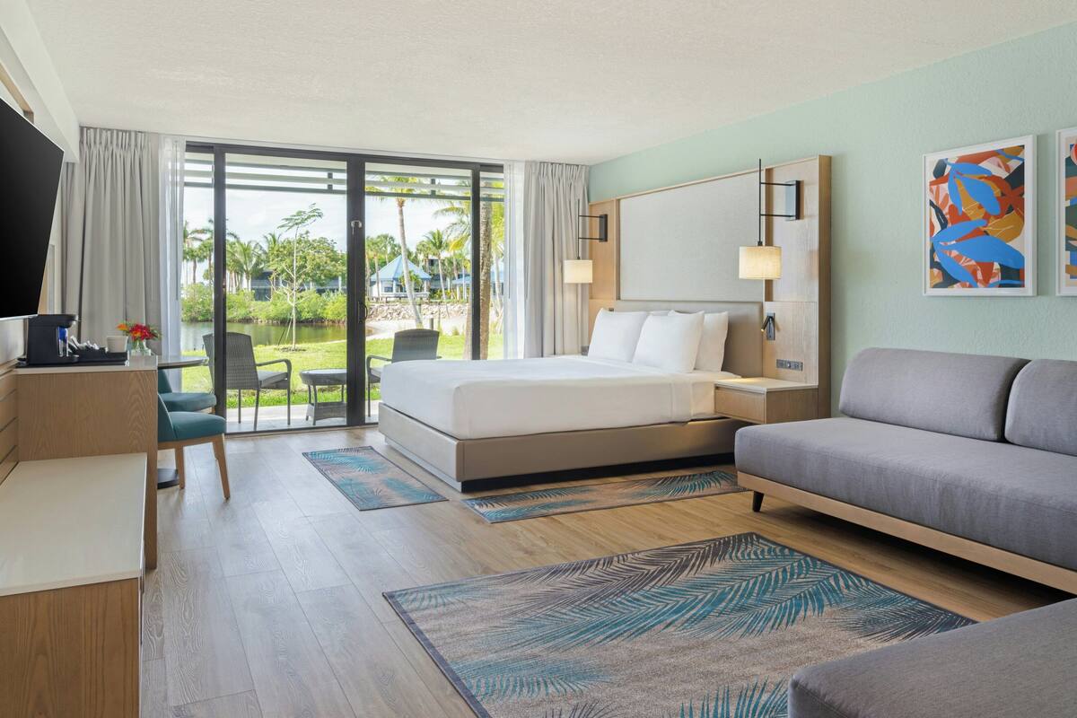 Premium bedding, in-room safe, iron/ironing board, WiFi (free)