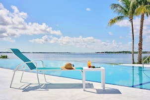 2 piscinas al aire libre, sombrillas, sillones reclinables de piscina