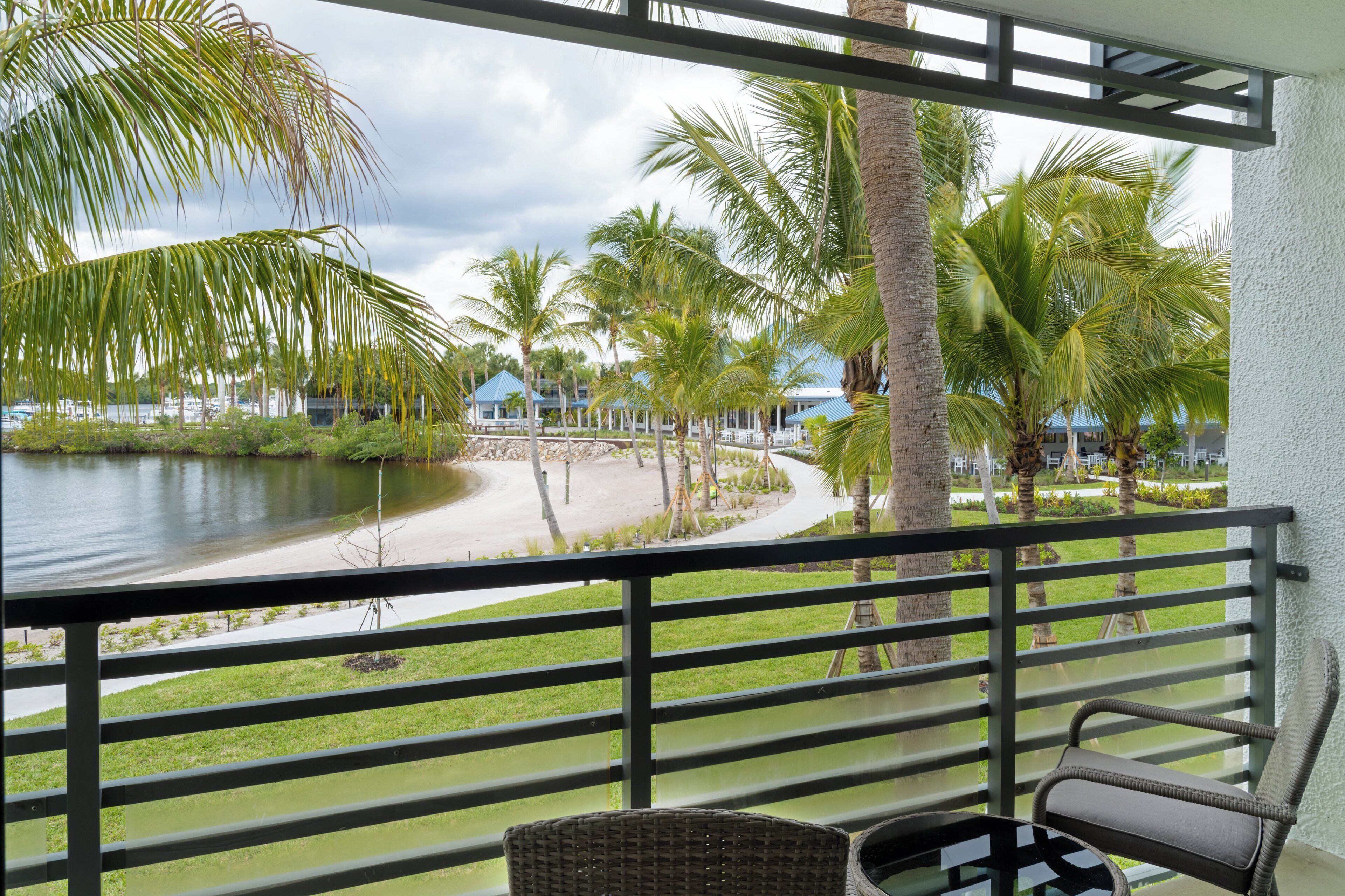 Premium-sengetøj, pengeskab på værelset, strygejern/strygebræt