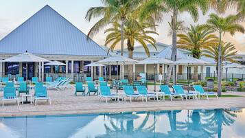 2 utomhuspooler, öppet 08.00 till 19.00, parasoller och solstolar