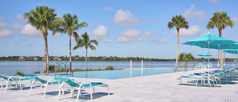 2 つの屋外プール、営業時間 8:00 ~ 19:00、プール パラソル、サンラウンジャー