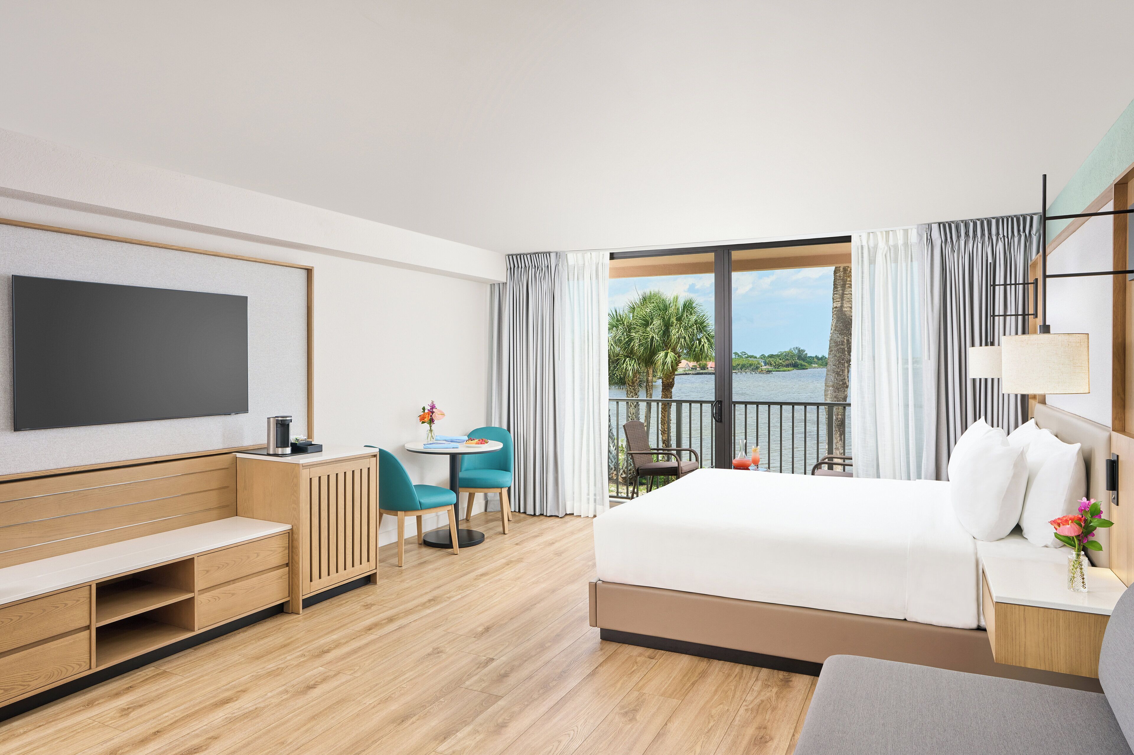 Premium bedding, in-room safe, iron/ironing board, free WiFi