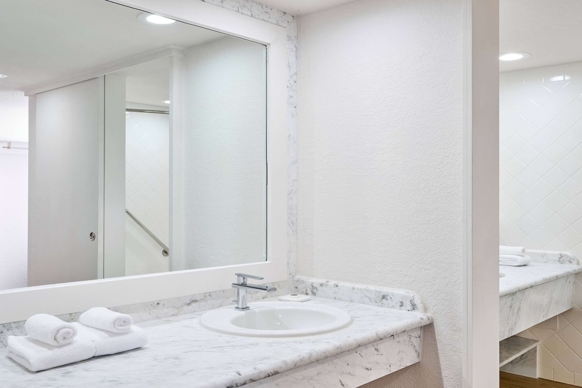 Combined shower/tub, hair dryer, towels