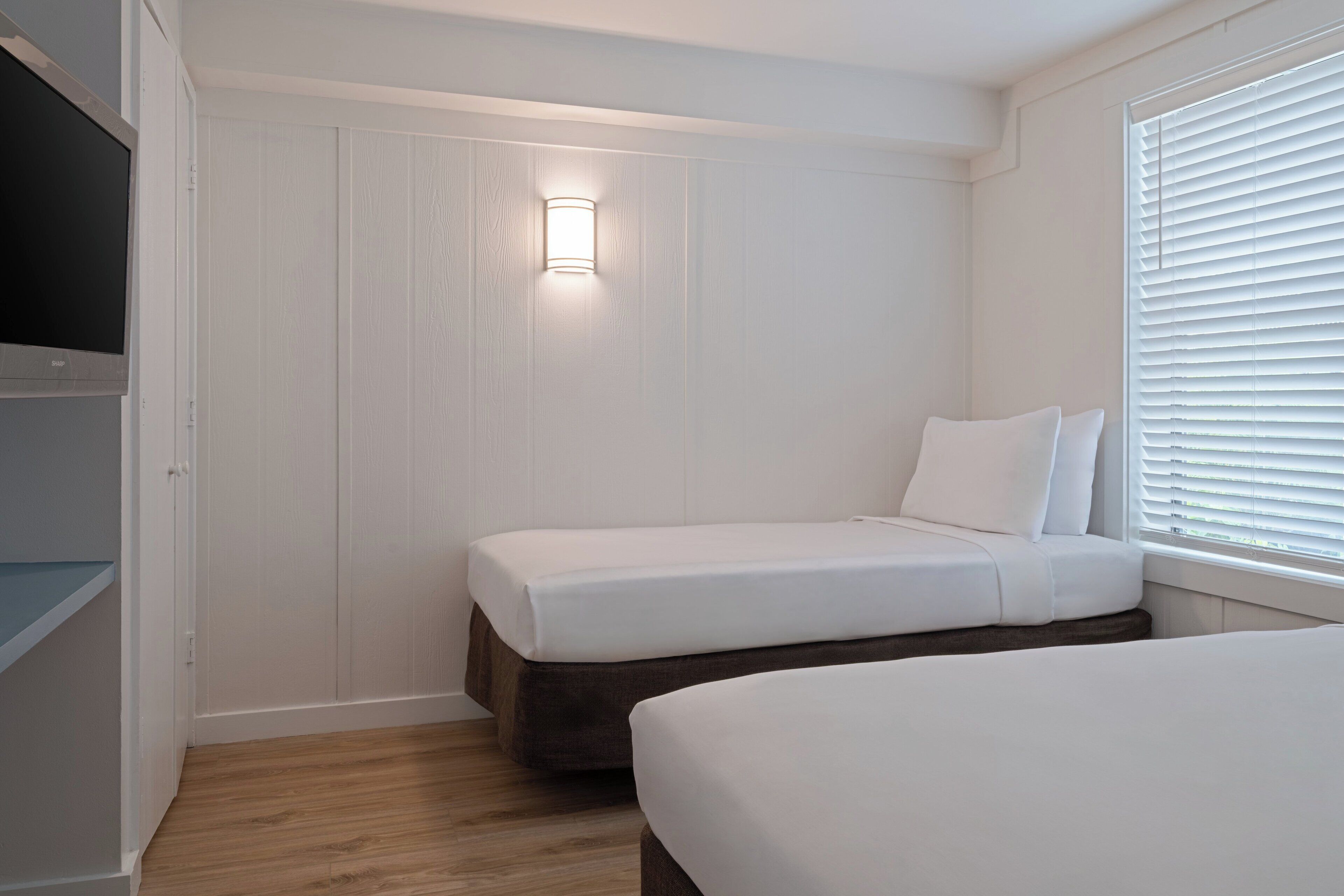 Premium bedding, in-room safe, iron/ironing board, WiFi (free)