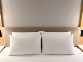 Ropa de cama de alta calidad y caja de seguridad en la habitación