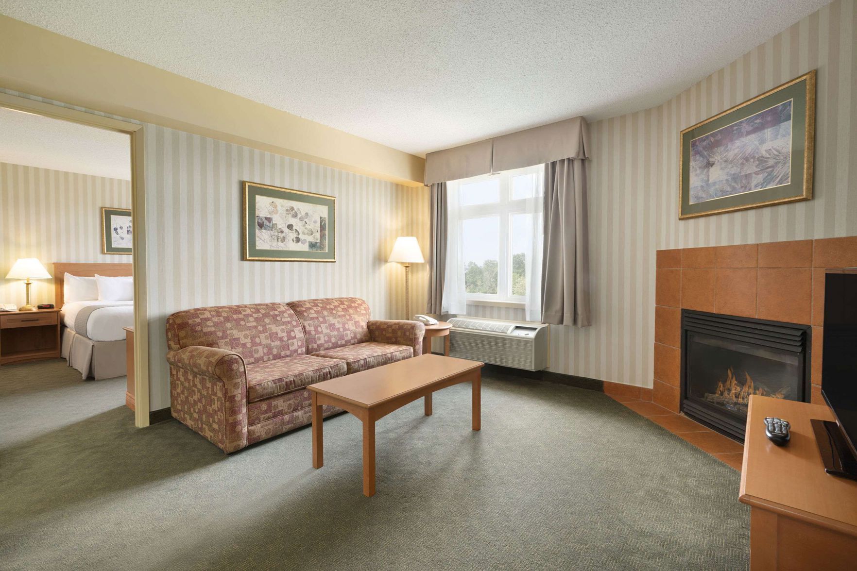 Living area | 32-inch LED TV with cable channels, TV