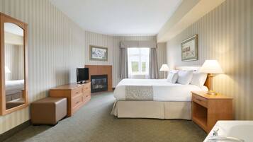 Senger med overmadrass, skrivebord og strykejern/-brett