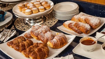 TĂ€gliches inbegriffenes FrĂŒhstĂŒcksbuffet