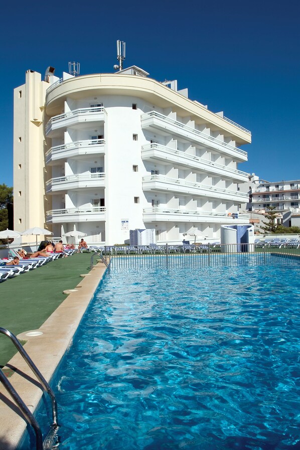 Outdoor pool, pool umbrellas, sun loungers