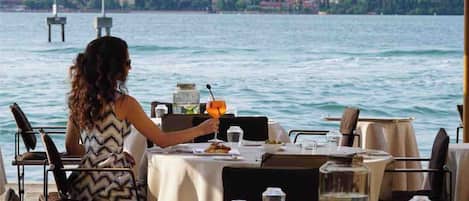 3 restaurantes; se sirven desayunos, almuerzos, cenas y cocina local